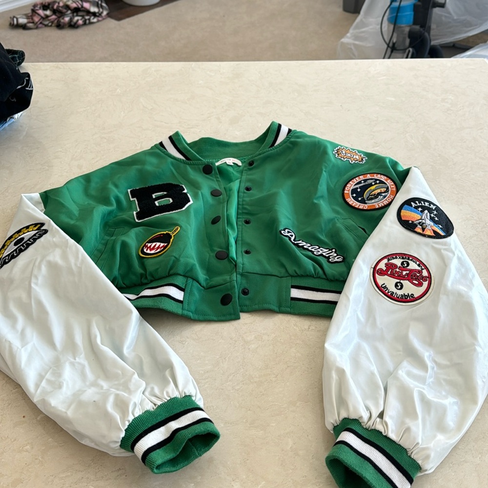 ✨CUTE JERSEY JACKET FOR SALE✨ soft fabric, Medium sized, green jacket!